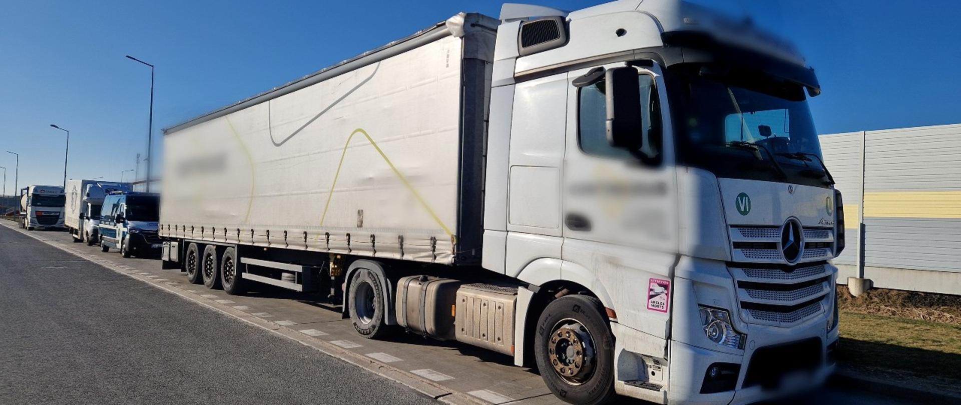 Kontrola zespołu pojazdów na drodze ekspresowej S8 - skrajnie zużyte opony