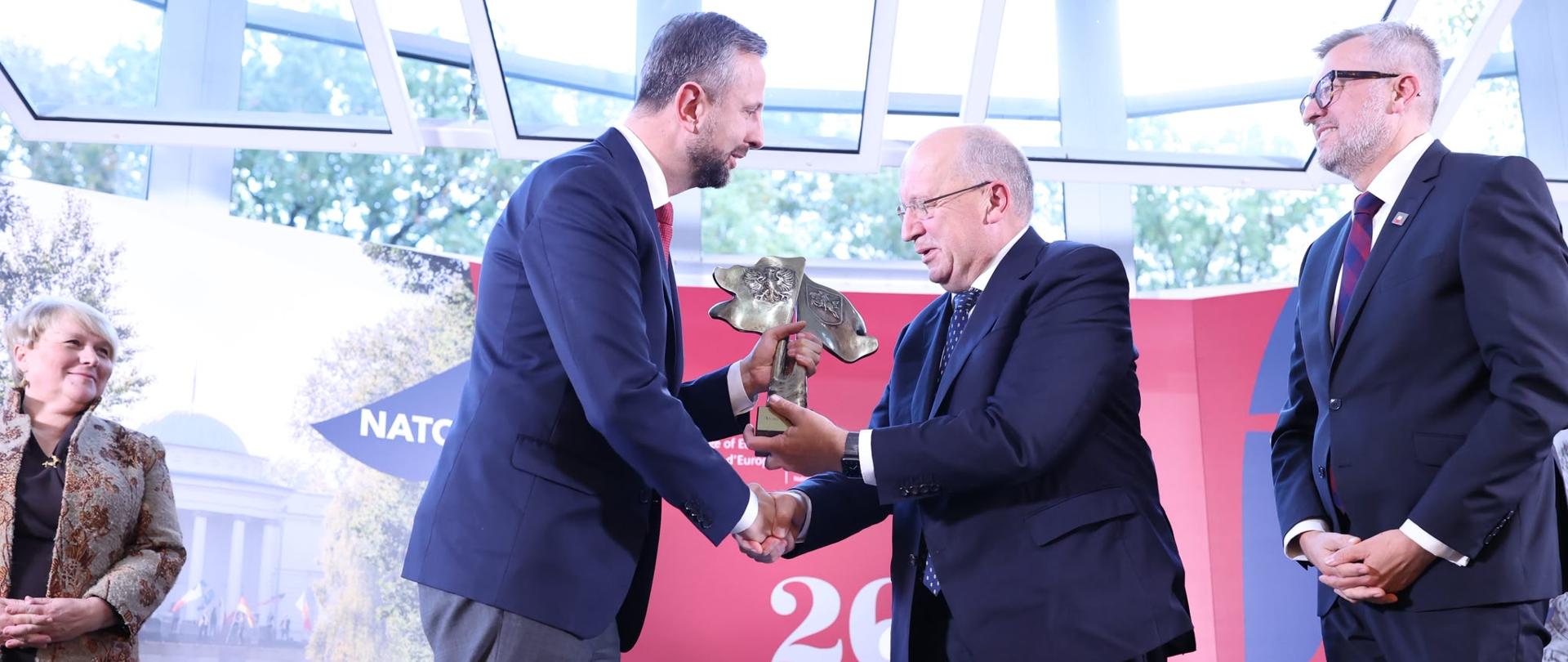 W poniedziałek 12 października 2026 r. w Kolegium Europy w Natolinie wicepremier, minister obrony narodowej Władysław Kosiniak-Kamysz wręczył Nagrodę Forum Współpracy i Dialogu Polska–Litwa Andriusowi Kubiliusowi, komisarzowi Unii Europejskiej ds. obronności i przestrzeni kosmicznej.