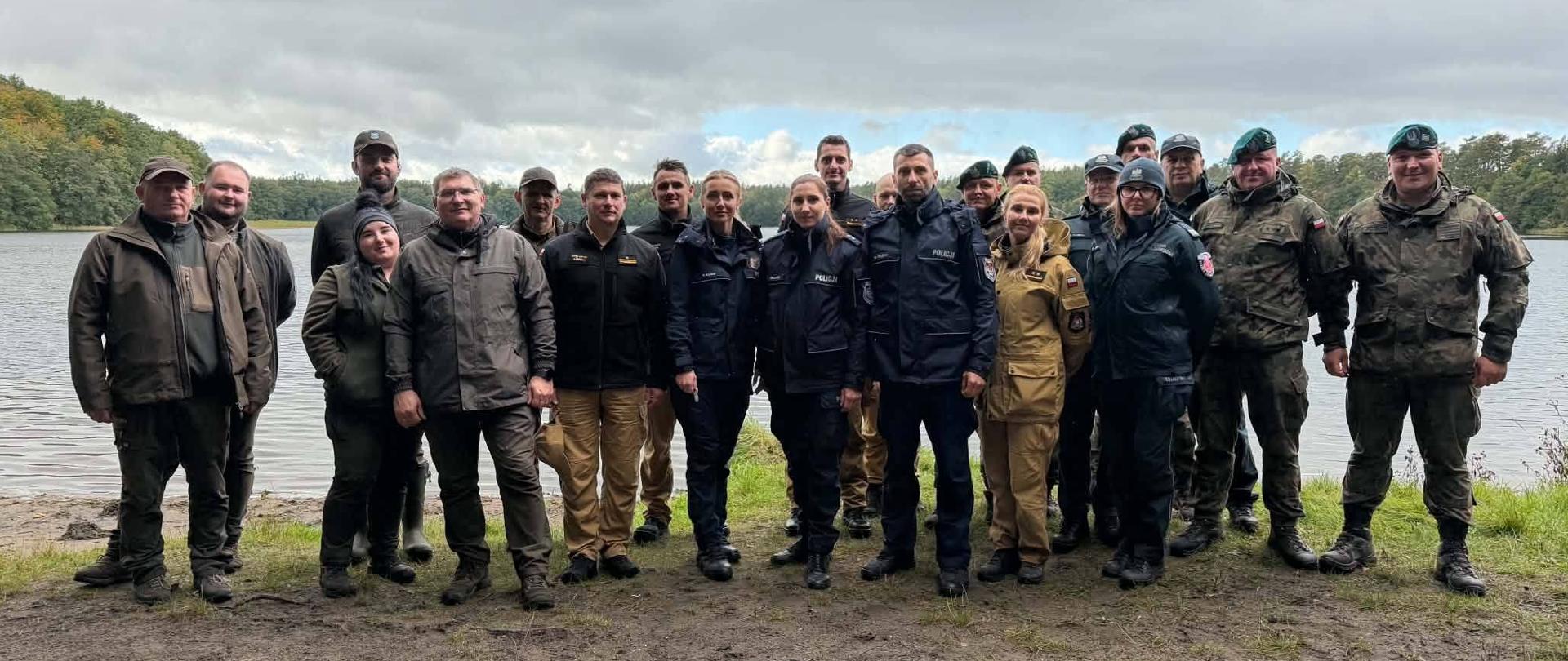 Wspólne sadzenie lasu przez służby mundurowe