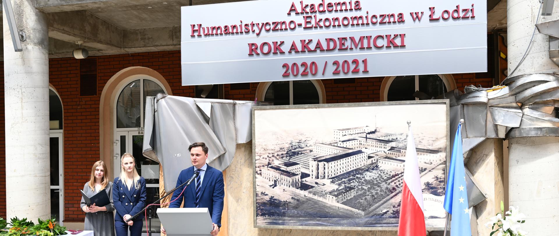 Wicewojewoda łódzki Krzysztof Ciecióra przemawia podczas uroczystości 