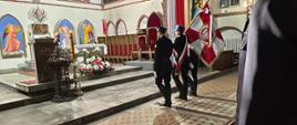 poczet sztandarowy dochodzący do nawy głównej przed ołtarz