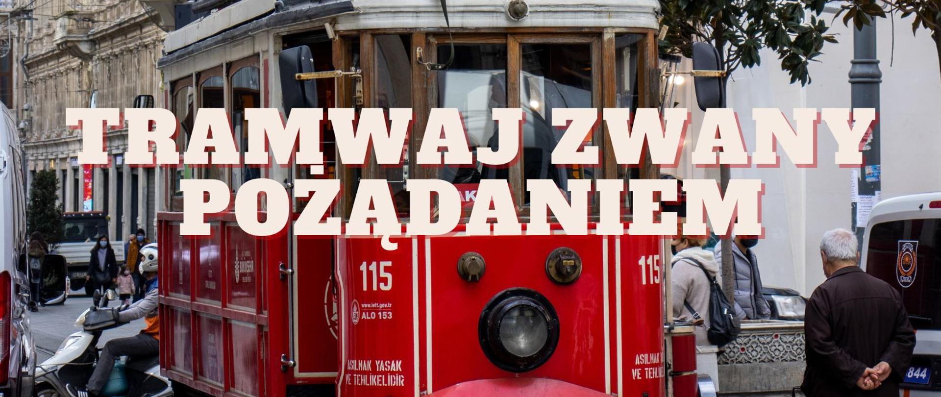 Starodawny czerwony tramwaj