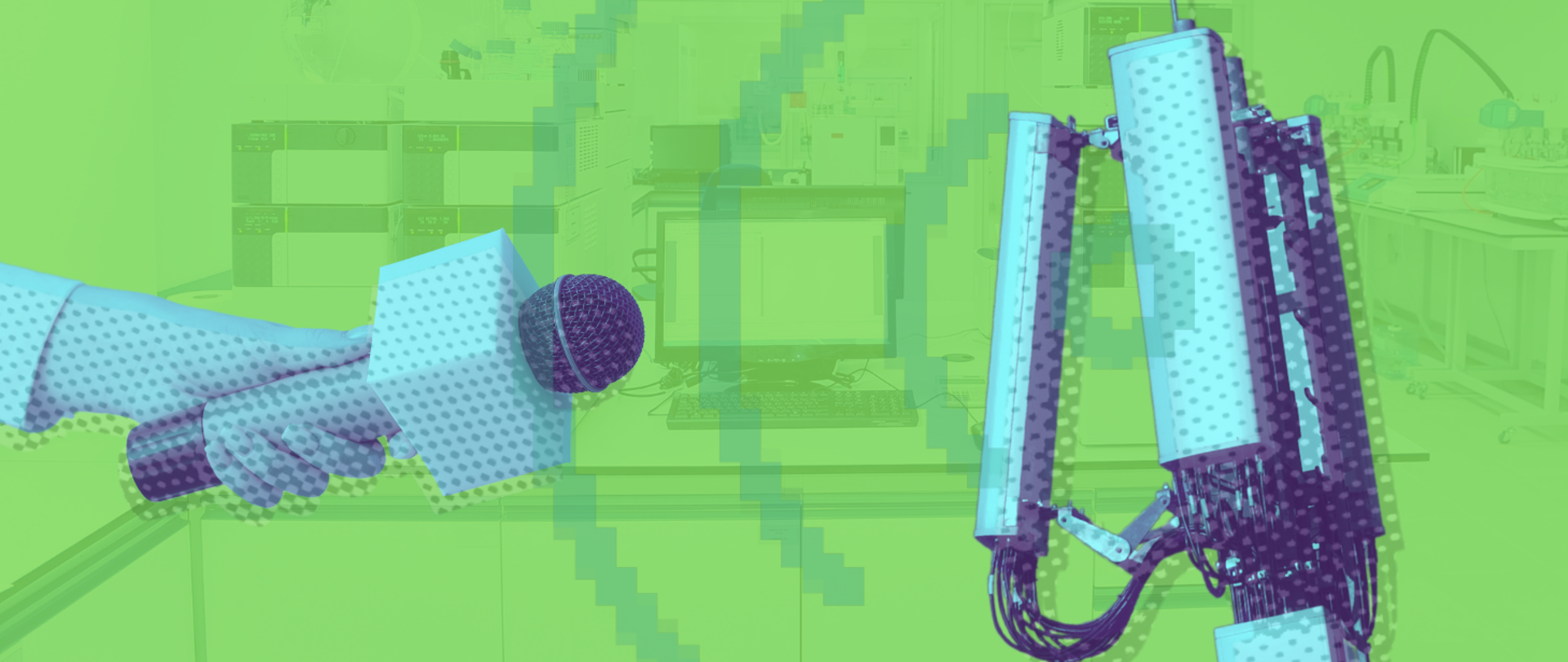 Po lewej stronie ręka trzymająca reporterski mikrofon, po prawej anteny sieci komórkowej. W tle widoczne laboratorium.