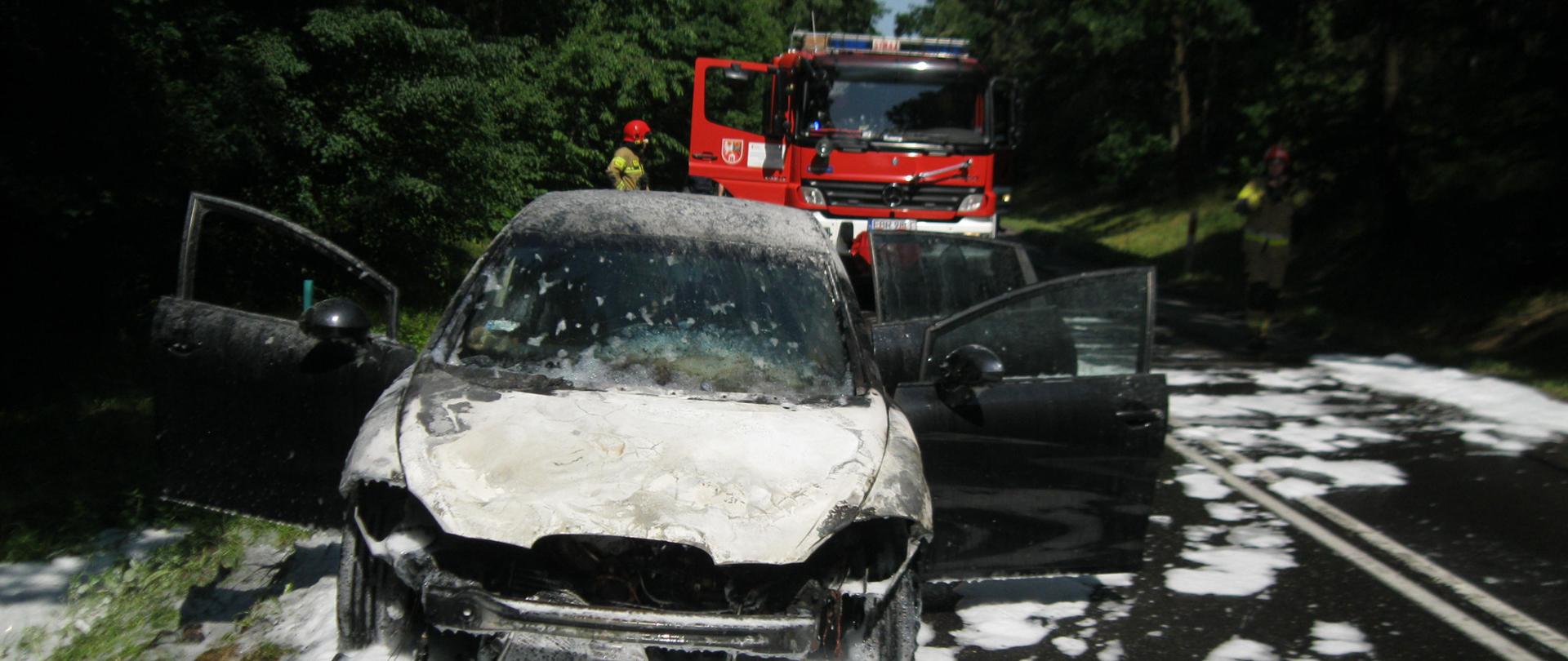 Na zdjęciu widoczny samochód osobowy po ugaszeniu pianą