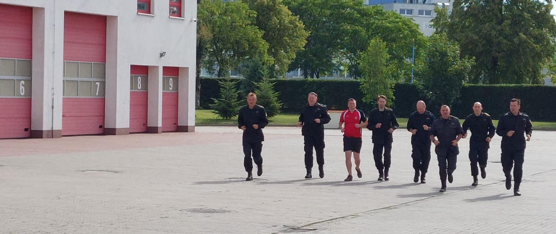 Inowrocławscy strażacy i pracownicy cywilni przebiegli 30 kilometrów na 30-lecie Państwowej Straży Pożarnej"