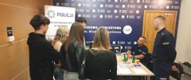 Stoisko informacyjne Komendy Miejskiej Policji w Sosnowcu, przy którym zgromadziła się młodzież.