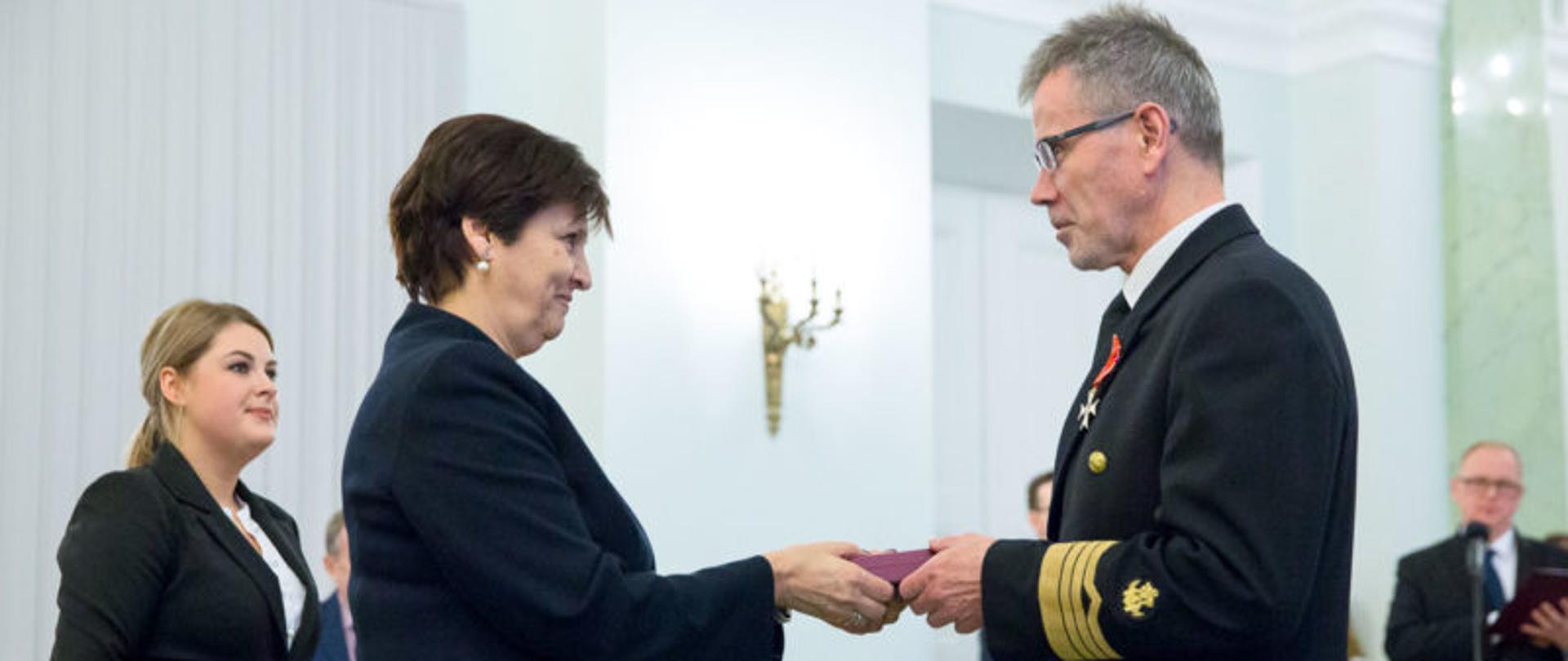 Na zdjęciu Rektor Akademii Morskiej w Gdyni odbiera odznaczenie.