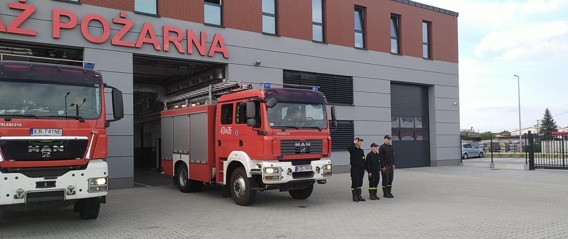 Na zdjęciu wozy strażackie przed budynkiem komendy