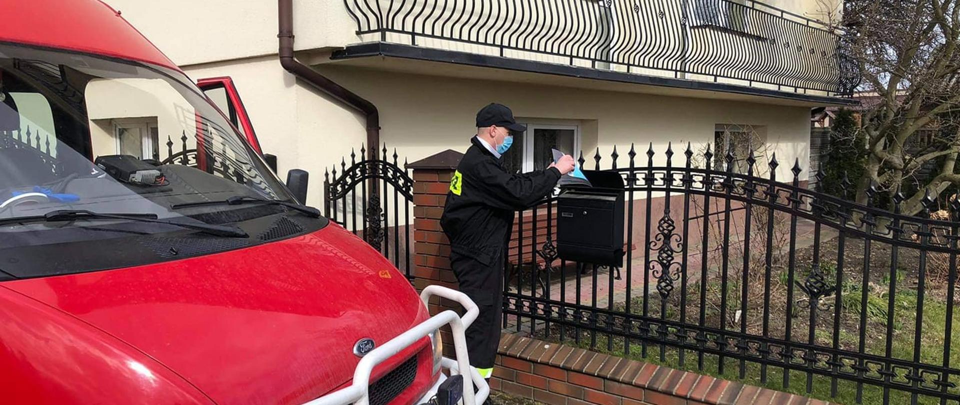 Druhowie Druhowie ochotniczych straży pożarnych wspierają narodowy program szczepień poprzez roznoszenie ulotek informacyjnych o szczepieniach po domach swoich miejscowości. Druhowie roznoszą ulotki ubrani w ubrania charakterystyczne dla ochotniczych straży pożarnych.