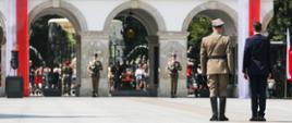 Premier Mateusz Morawiecki stoi przed Grobem Nieznanego Żołnierza.