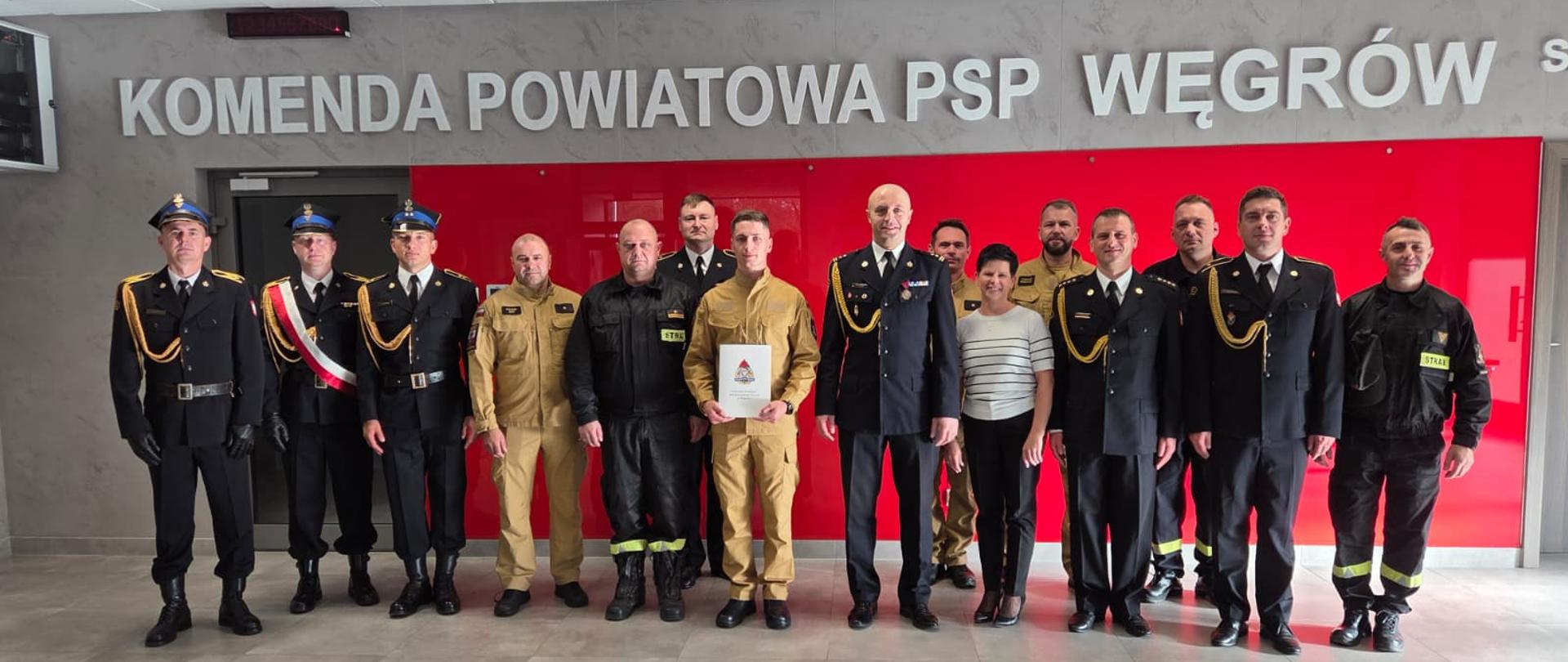 Wspólne zdjęcie podczas uroczystego apelu z okazji ślubowania nowego funkcjonariusza