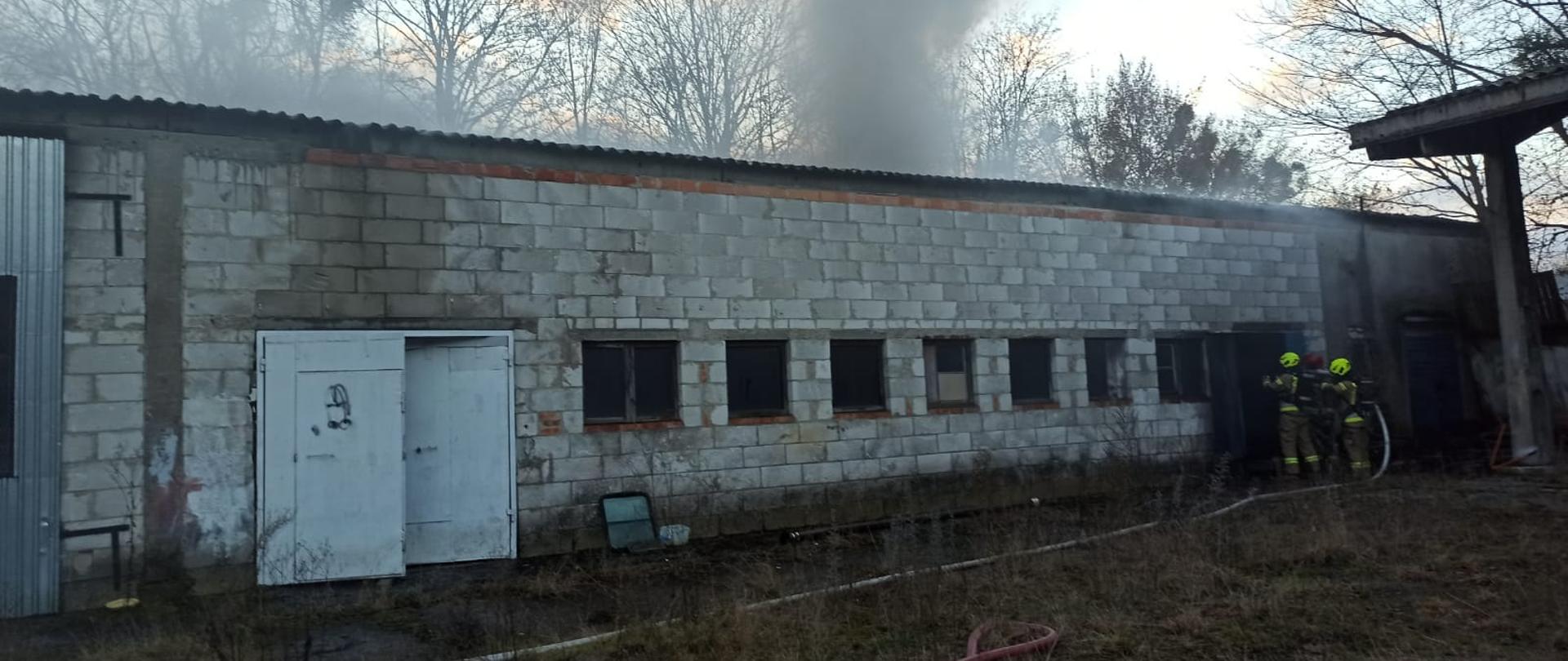 Na zdjęciu paląca się hala magazynowa w Straszynie