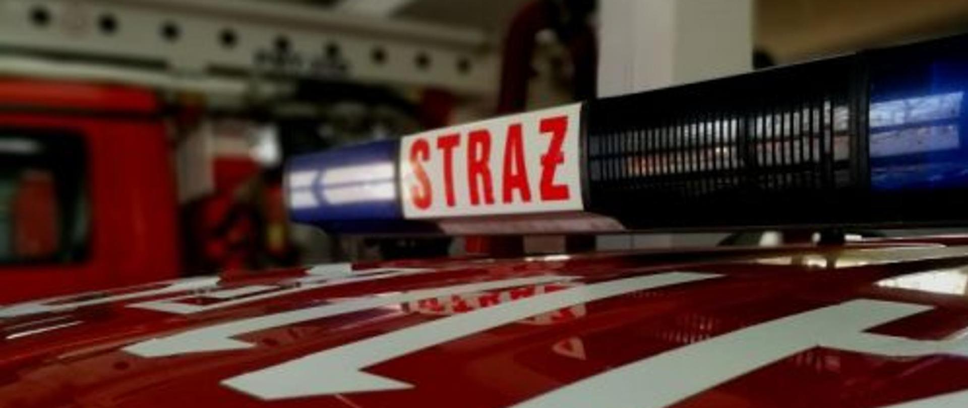Część pojazdu widziana od góry-sygnalizacja świetlna-napis STRAŻ
