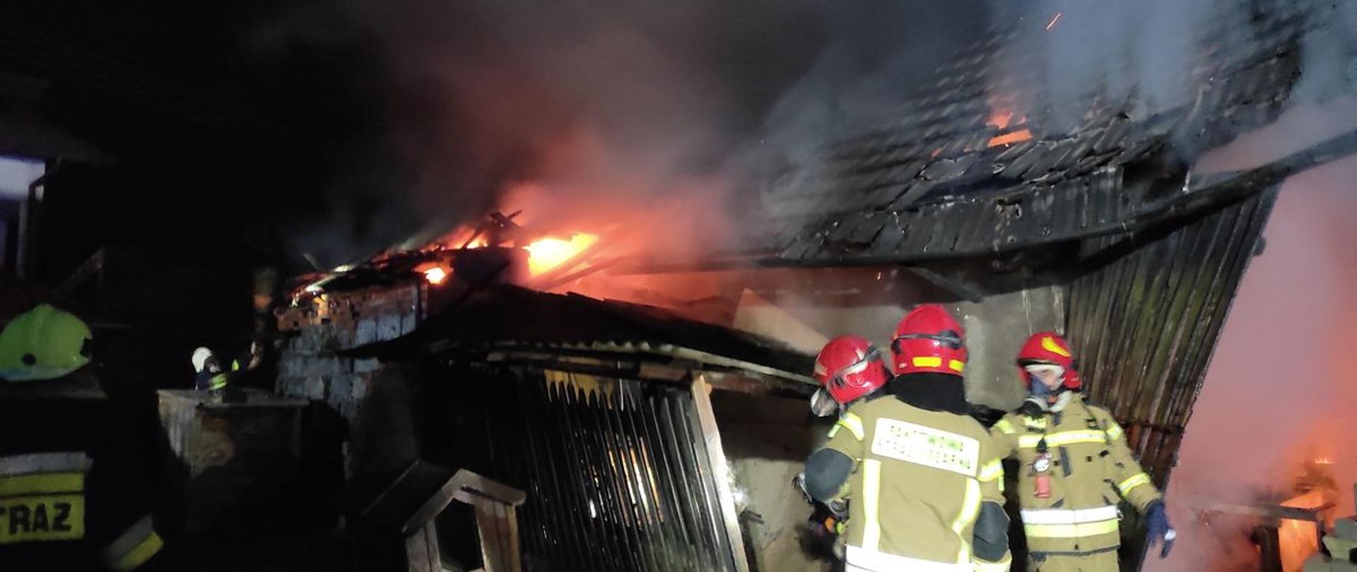 Strażacy prowadzą działania przy budynku stodoły