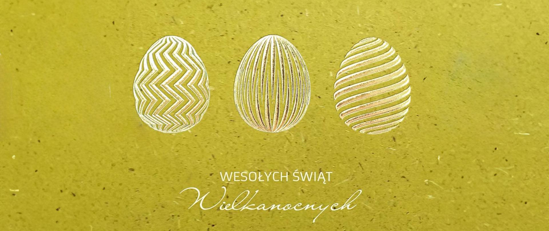 kartka świąteczna w kolorze zielonego papieru czerpanego z napisem wesołych świąt wielkanocnych, nad napisem trzy pisanki 