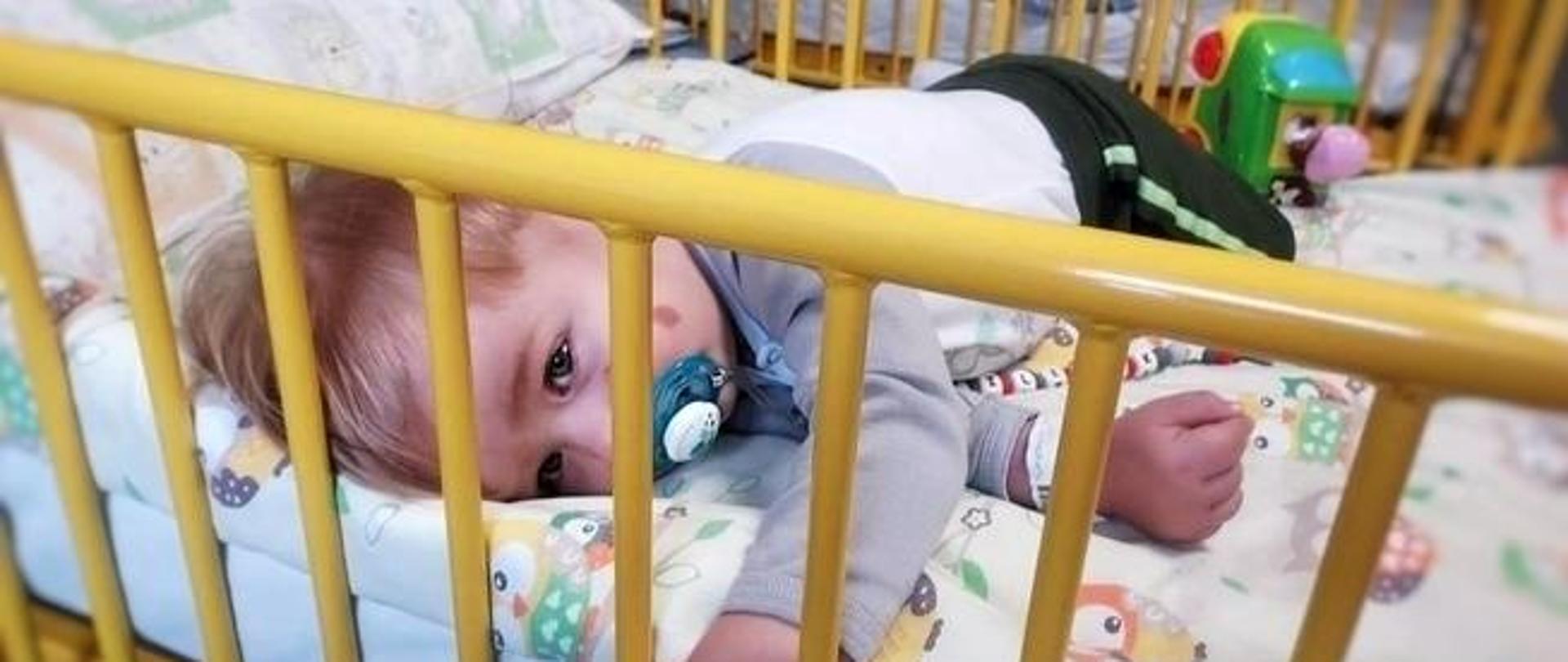 zdjęcie chorego Filipka leżącego w łóżku