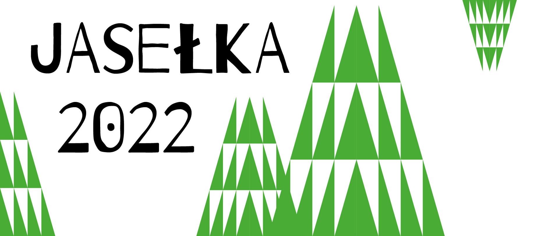 Grafika przedstawia choinki zbudowane z zielonych trójkątów. Jedna choinka jest po lewej stronie grafiki. Na środku są dwie choinki i po prawej stronie jest jedna choinka. Po lewej stronie na białym tle znajduje się napis Jasełka 2022. Po prawej stronie grafiki umieszczona do góry nogami jest jedna mała choinka.