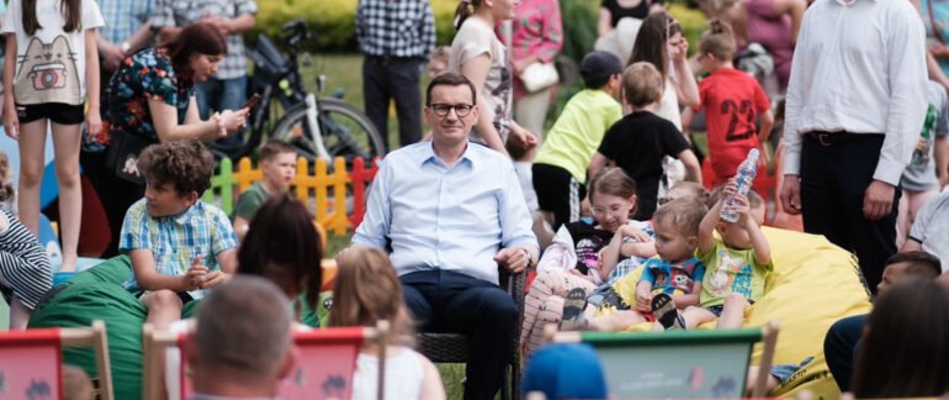 Premier Mateusz Morawiecki w otoczeniu mieszkańców Stalowej Woli podczas pikniku rodzinnego