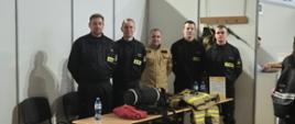 strażacy powiatowej straży pożarnej w ubraniach koszarowych w sępólnie krajeńskim na stoisku przy stole