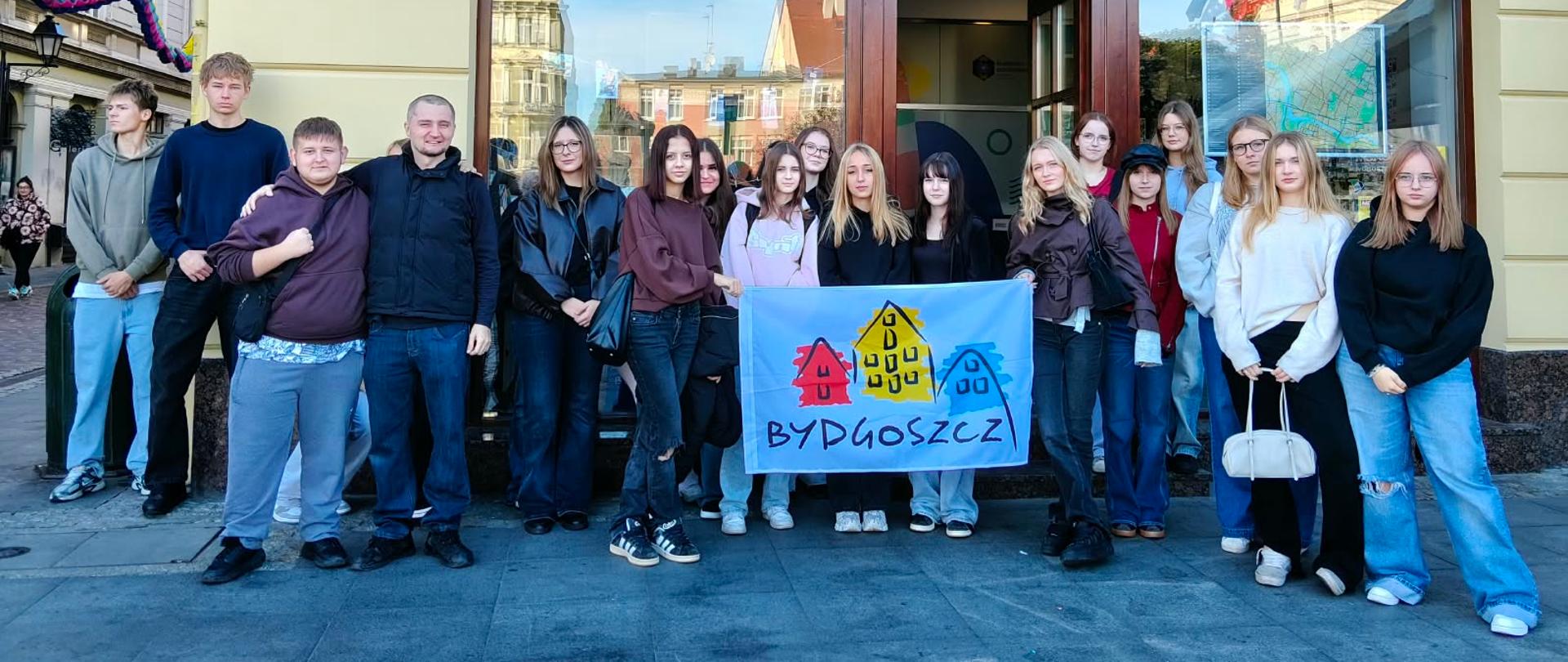 Cała grupa młodzieży ZSCKR w Samostrzelu przed frontem Bydgoskiego Centrum Informacji.