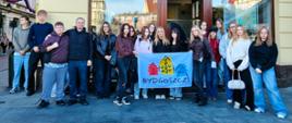 Grupa uczniów ZSCKR Samostrzel przed wejściem do Bydgoskiego Centrum Informacji Turystycznej.
