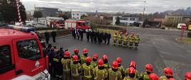 Na zdjęciu strażacy i samochody pożarnicze podczas uroczystej zbiórki z okazji przejścia zastępcy dowódcy jednostki na emeryturę 