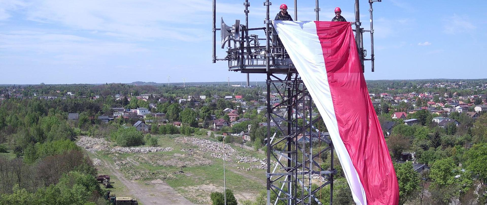Zdjęcie z drona pokazujące biało-czerwoną flagę powiewającą z masztu kratownicowego