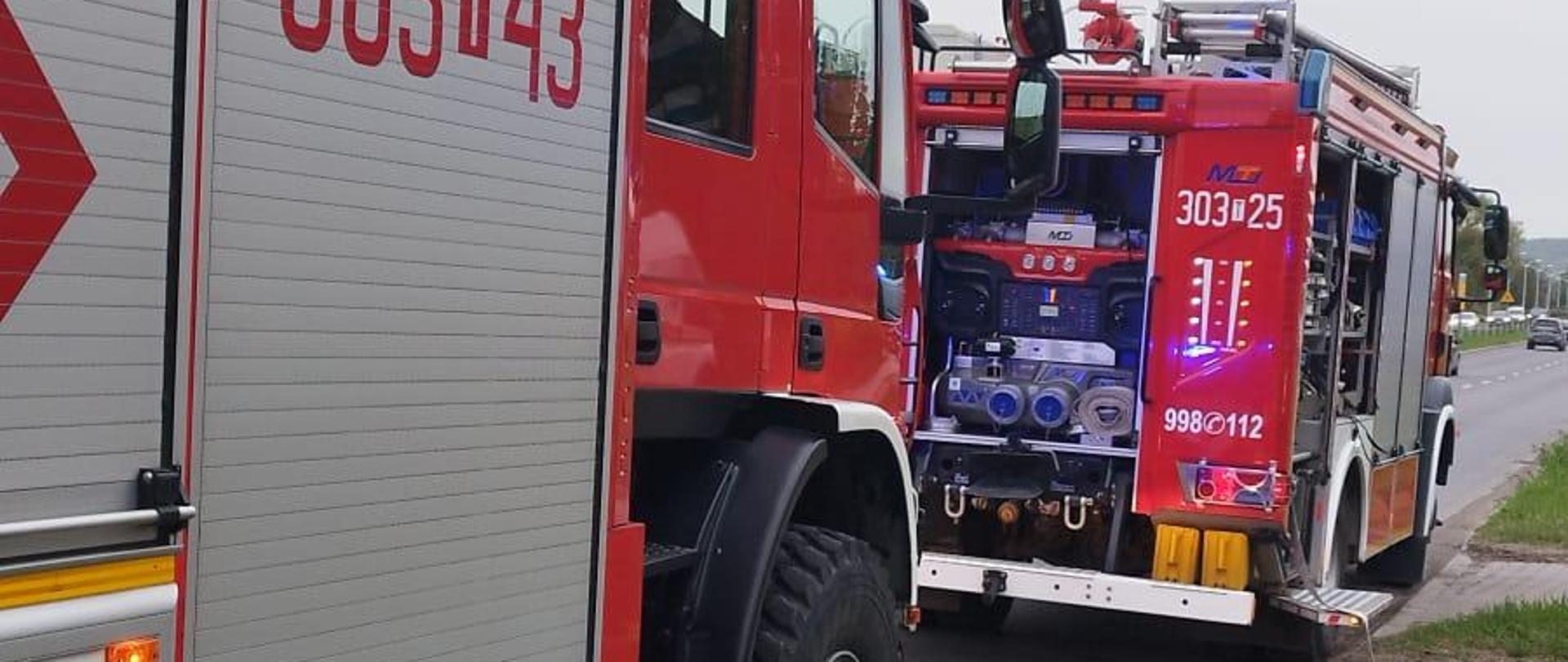 Zdjęcie przedstawia dwa samochody pożarnicze, które przybyły do wycieku gazu przy ulicy Krakowskiej.