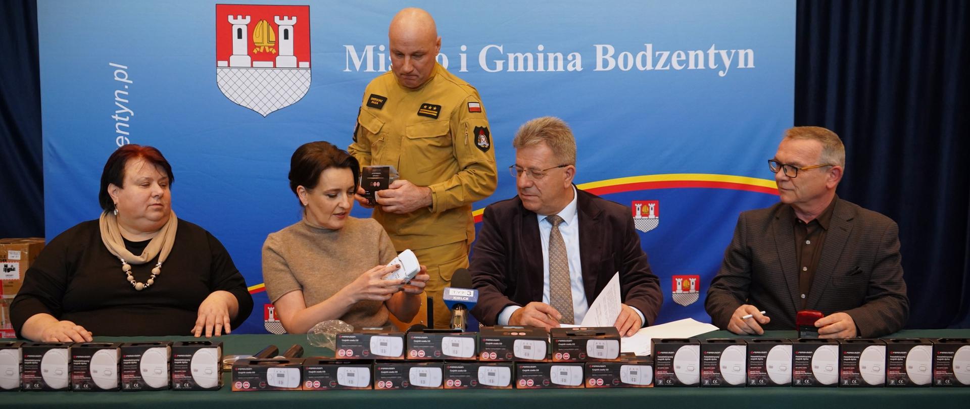 Bodzentyn - przekazanie czujników dymu i czadu