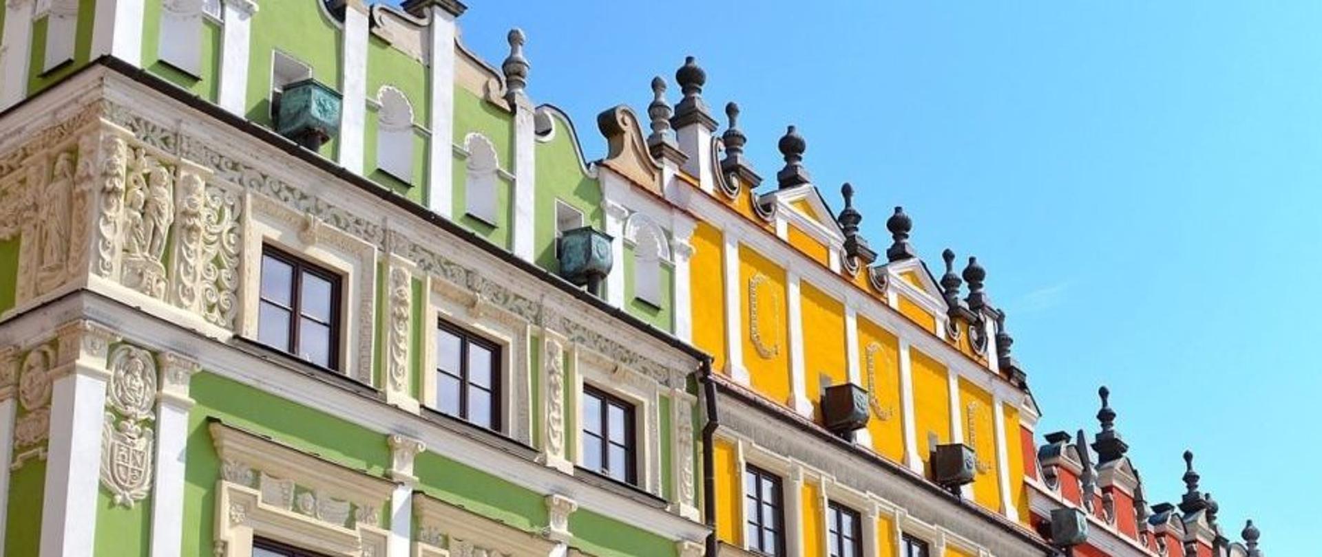 zdjęcie , kolorowe bogato zdobione kamienice starego miasta w Zamościu