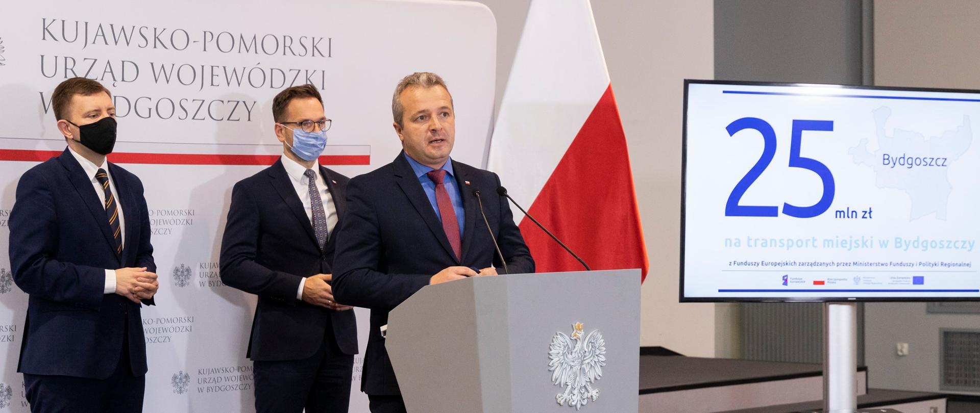 Wojewoda podczas konferencji, której tematem było przyznanie dodatkowych środków z FE na rozwój transportu miejskiego w Bydgoszczy