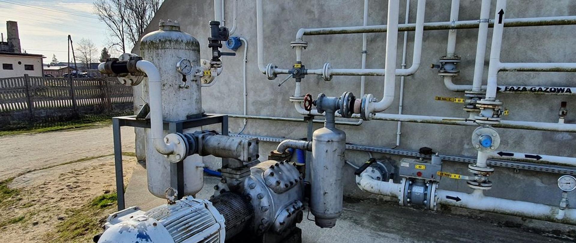 Tył budynku, urządzenie i instalacja gazowa na ścianie budynku.