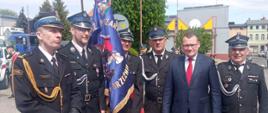 Zdjęcie przedstawia poczet sztandarowy z OSP Brzeżno, Wice Ministra MSWiA Pana Pawła szefernakera oraz Komendanta z KP PSP Świdwin