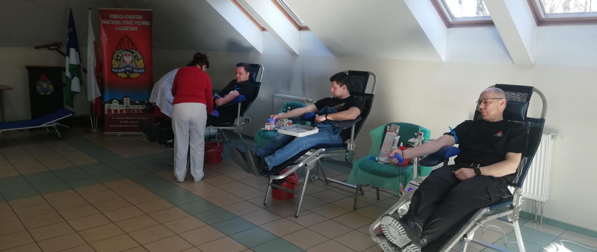 Na zdjęciu widoczni strażacy podczas akcji krwiodawstwa