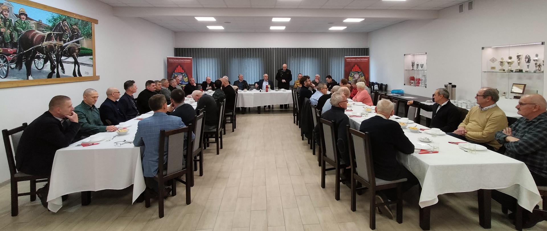 Na zdjęciu widać członków Koła Emerytów podczas spotkania 