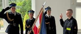 Ślubowanie nowo przyjętego strażaka Państwowej Straży Pożarnej