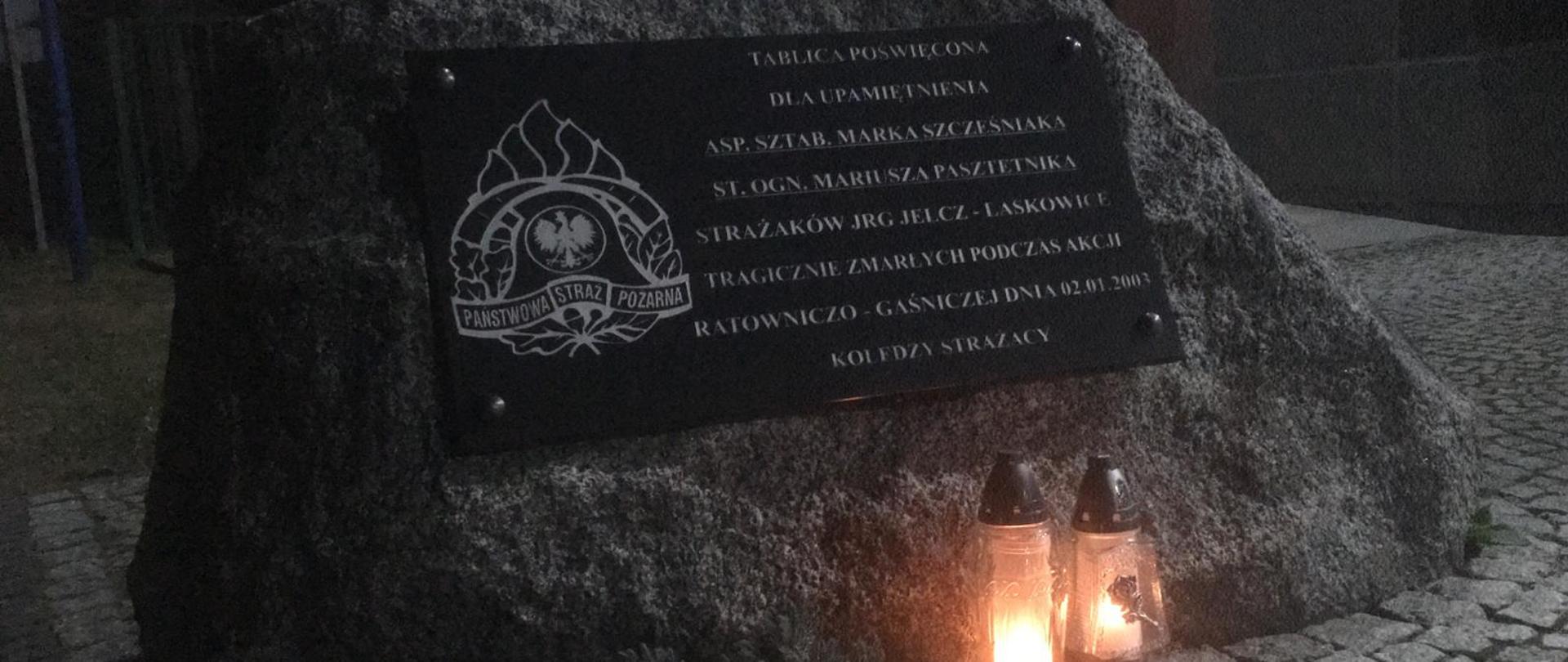 Na zdjęciu widać pamiątkowy obelisk z tablicą poświęconą pamięci dwóch strażaków, którzy zginęli podczas akcji ratowniczo-gaśniczej