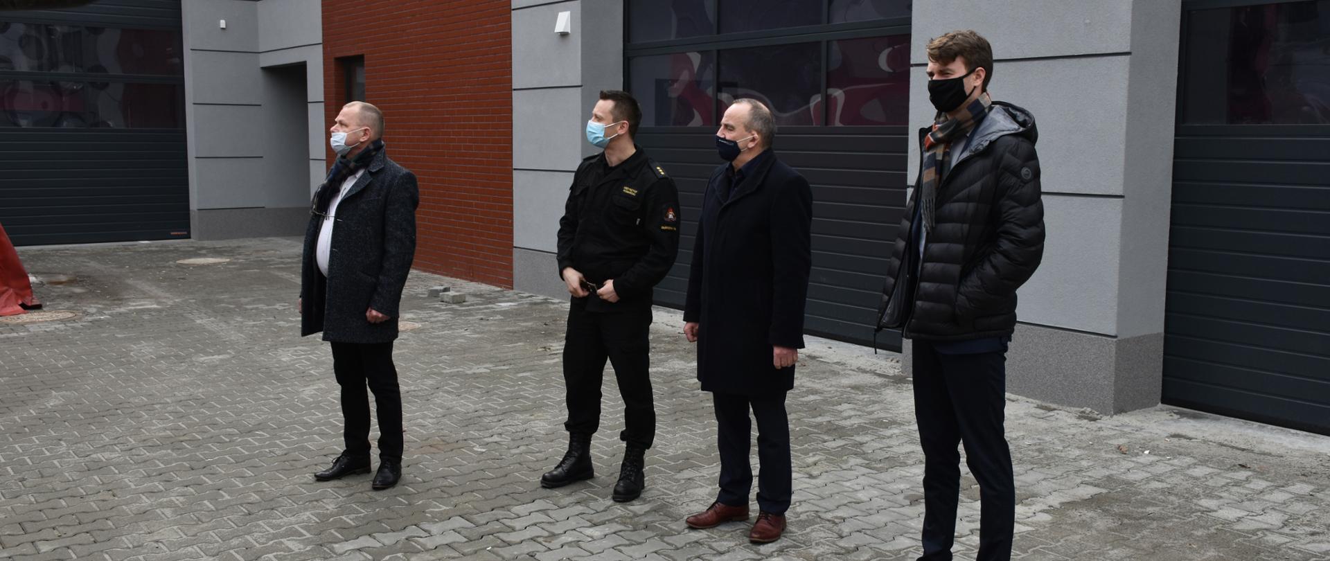 Na zdjęciu goście oglądają budynek KP PSP