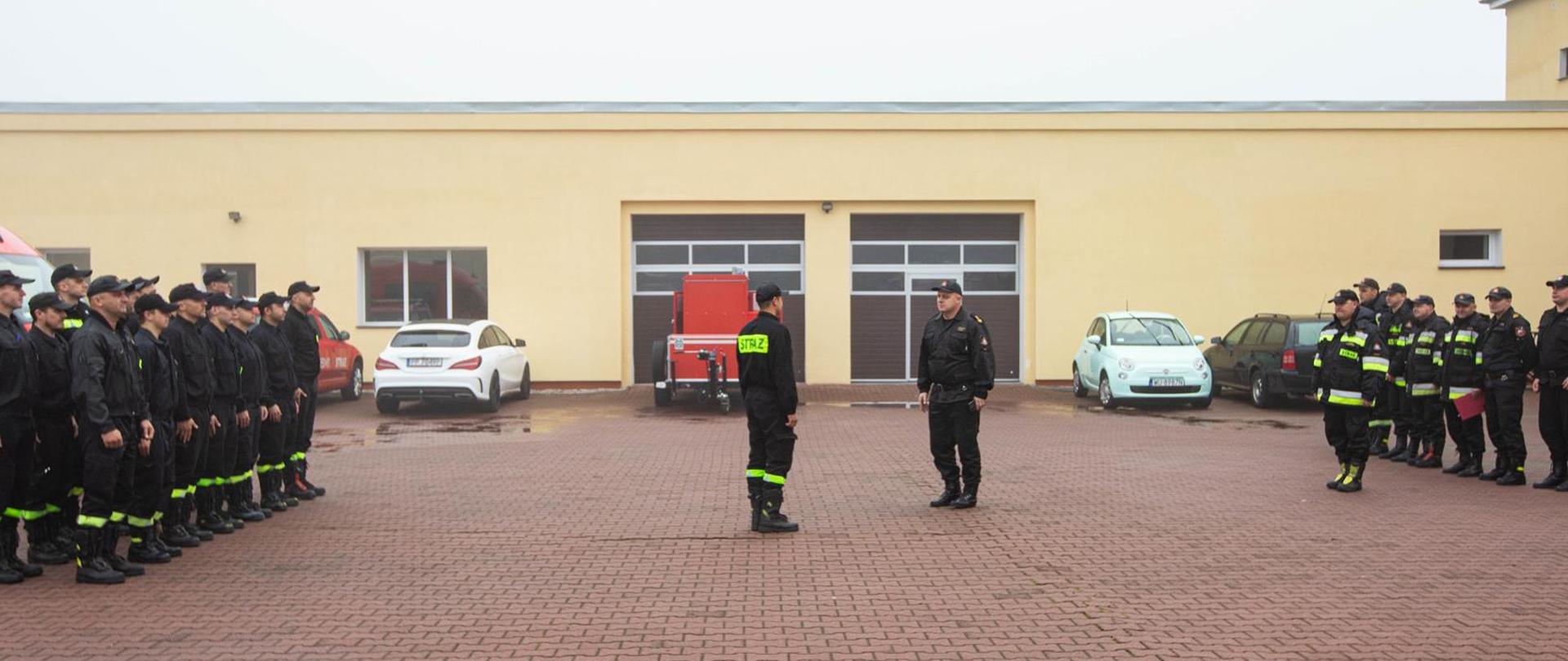 Na zdjęciu widać dowódcę zmiany składającego meldunek komendantowi powiatowemu, po lewej stronie stoją strażacy z JRG 2 w Pile a po prawej stronie komisja.