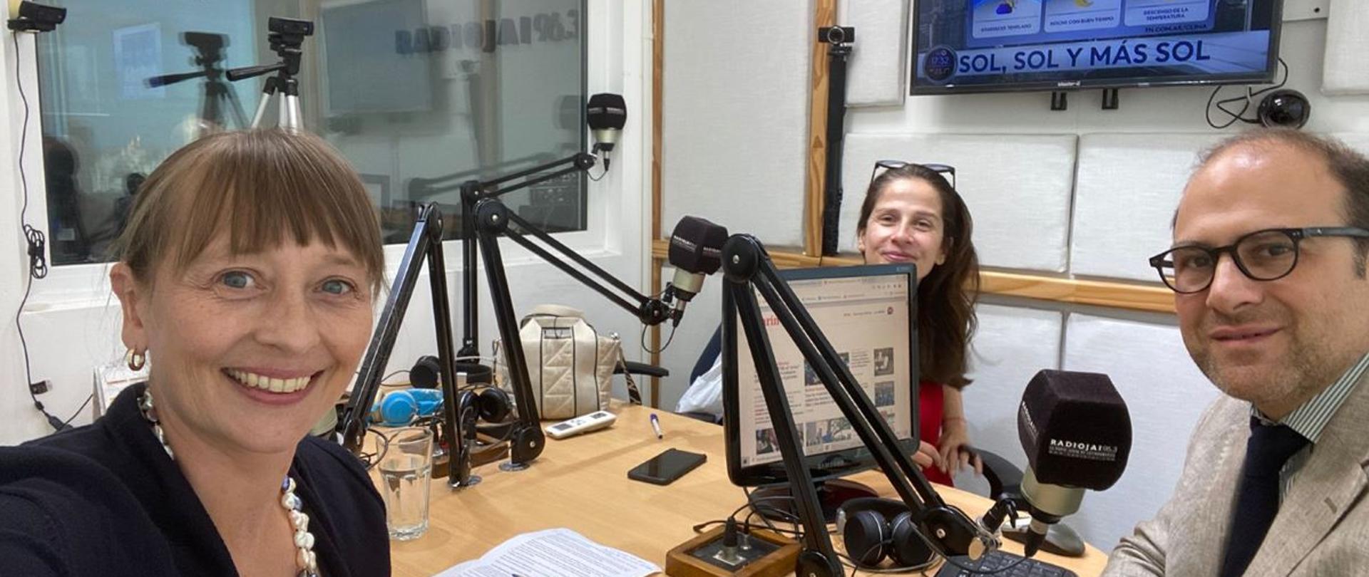 En La Vuelta al Mundo en 60 minutos en Radio Jai FM 96.3, la Embajadora Aleksandra Piątkowska habló con Natasha Niebieskikwiat, periodista y Mariano Caucino, especialista en Relaciones Internacionales y ex embajador en Israel y Costa Rica.
