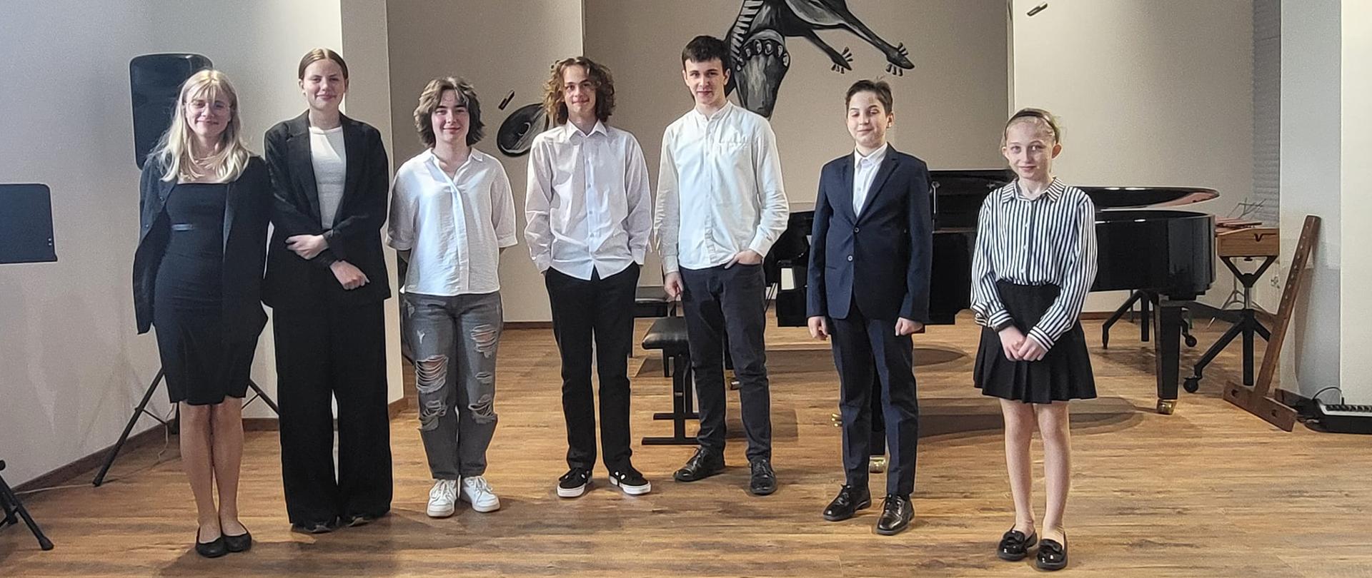 Fotografia przedstawia uczniów podczas Międzyszkolnego Konkursu w Chojnicach „Klasyka w rozrywce – rozrywka w klasyce”.