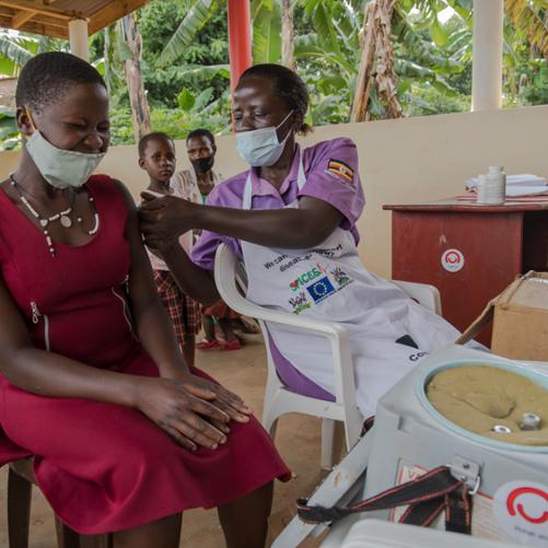 trwa szczepienie pacjentki