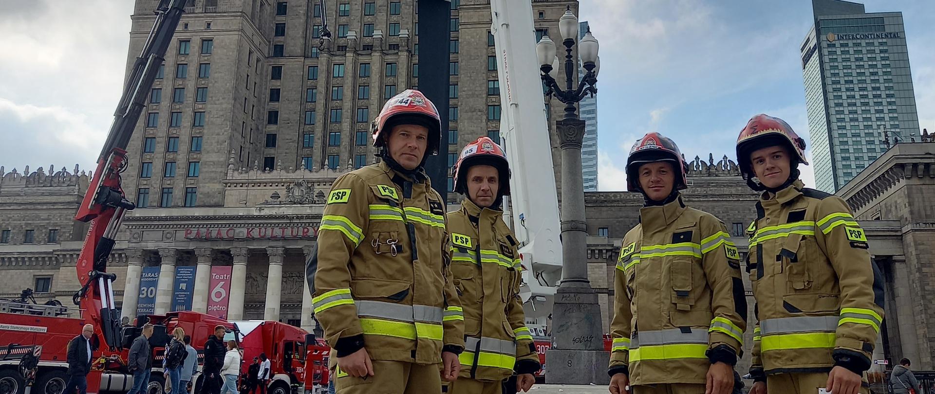 Zdjęcie przedstawia strażaków podczas zawodó Wieżowiec 2022