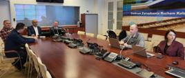 Minister infrastruktury Alvin Gajadhur, wiceminister infrastruktury Andrzej Bittel oraz prezes zarządu PKP PLK SA Ireneusz Merchel w trakcie spotkania w Centrum Zarządzania Ruchem Kolejowym