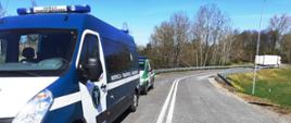 Kontrola inspektorów zachodniopomorskiej ITD na drodze krajowej nr 10. Na pierwszym planie, po lewej, inspekcyjny furgon, za nim inny radiowóz. W tle, po prawej zespół pojazdów.
