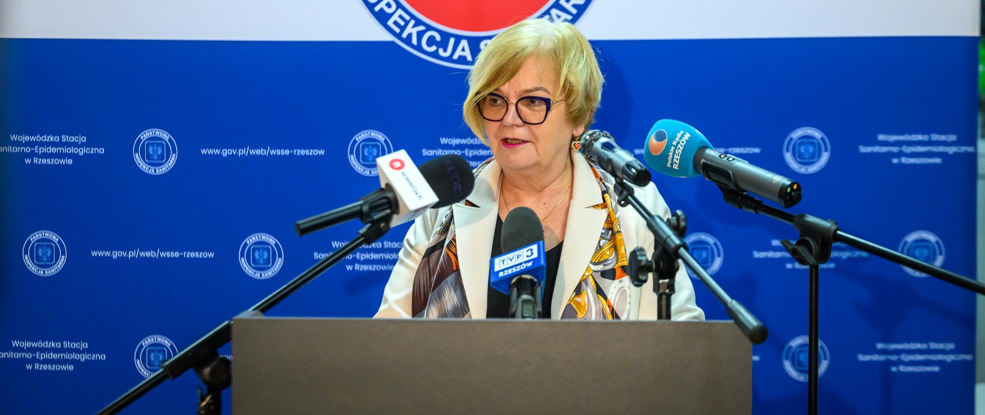 Zdjęcie przedstawia wojewodę podkarpackiego Teresę Kubas-Hul podczas konferencji