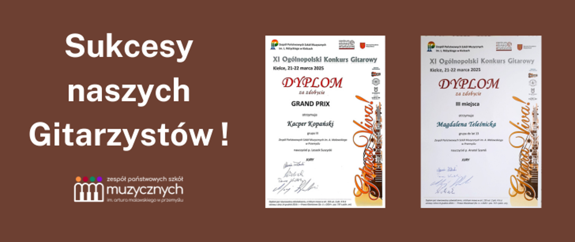 Plakat ma brązowe tło i zawiera duży, biały napis: "Sukcesy naszych Gitarzystów!" po lewej stronie. Poniżej znajduje się logo Zespołu Państwowych Szkół Muzycznych w Przemyślu, które składa się z kolorowych kropek i stylizowanego symbolu klawiatury fortepianu, a także nazwy szkoły. Po prawej stronie umieszczono dwa dyplomy z XI Ogólnopolskiego Konkursu Gitarowego w Kielcach, który odbył się 21-22 marca 2025 roku. Pierwszy dyplom (po lewej) to Grand Prix dla Kacpra Koparskiego, a drugi (po prawej) to III miejsce dla Magdaleny Teleśnickiej. Na obu dyplomach widnieje napis "Gitara Viva!" w ozdobnej czcionce oraz podpisy organizatorów i jury.
Grafika celebruje sukces uczniów szkoły muzycznej, podkreślając ich osiągnięcia w prestiżowym konkursie gitarowym.