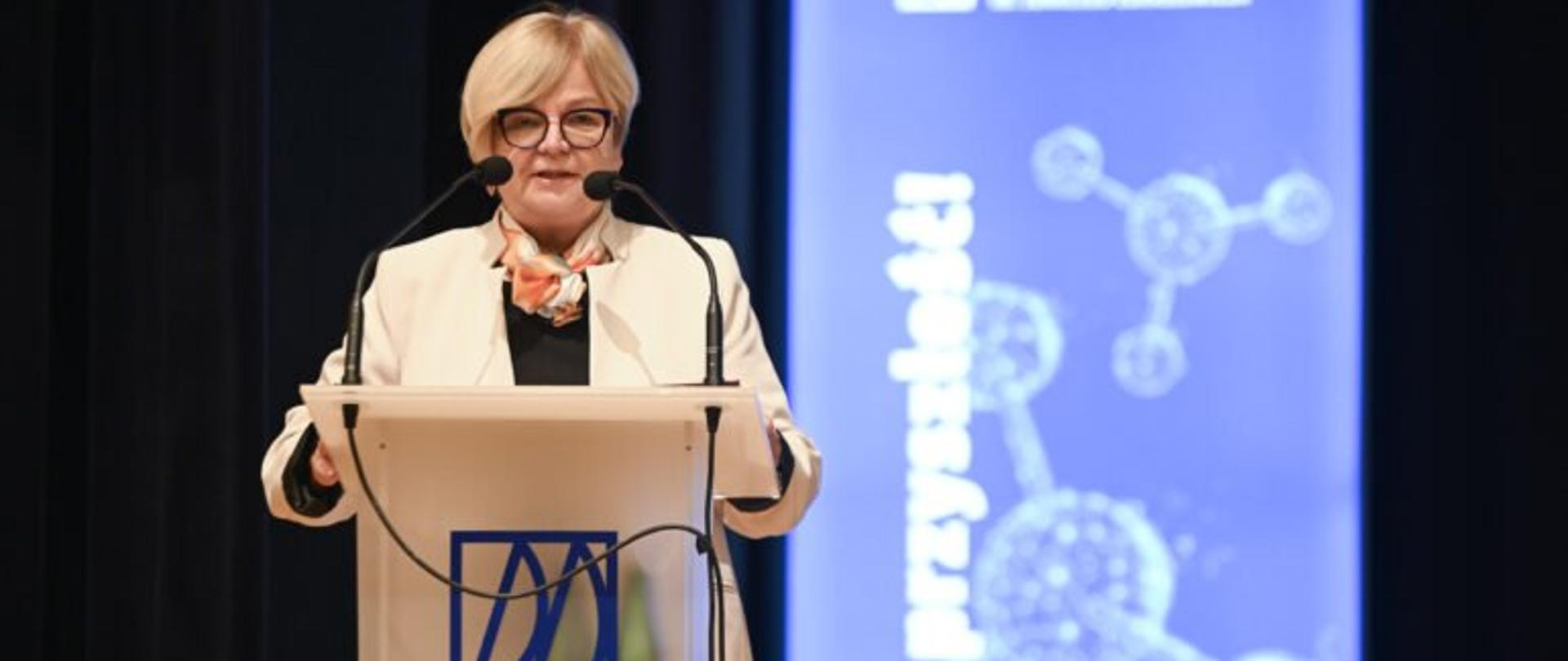 Zdjęcie przedstawia wojewodę podkarpackiego Teresę Kubas-Hul przemawiającą podczas uroczystości