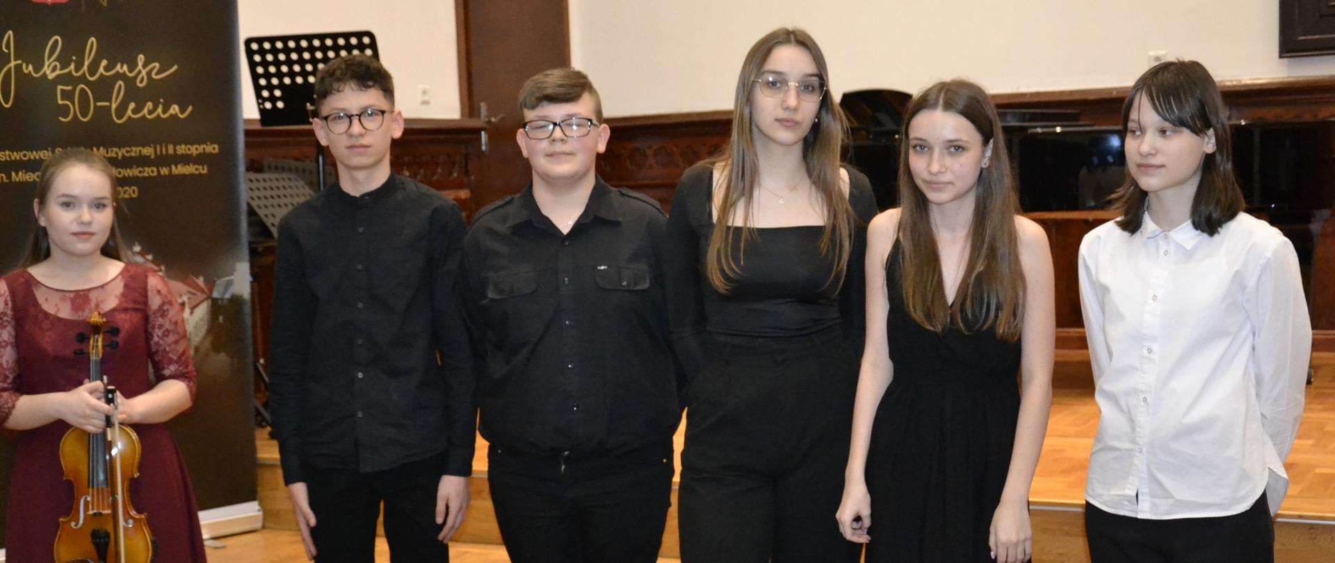 uczniowie klasy 2 PSM II stopnia podczas swojego koncertu klasowego na scenie w Sali Królewskiej PSM w Mielec