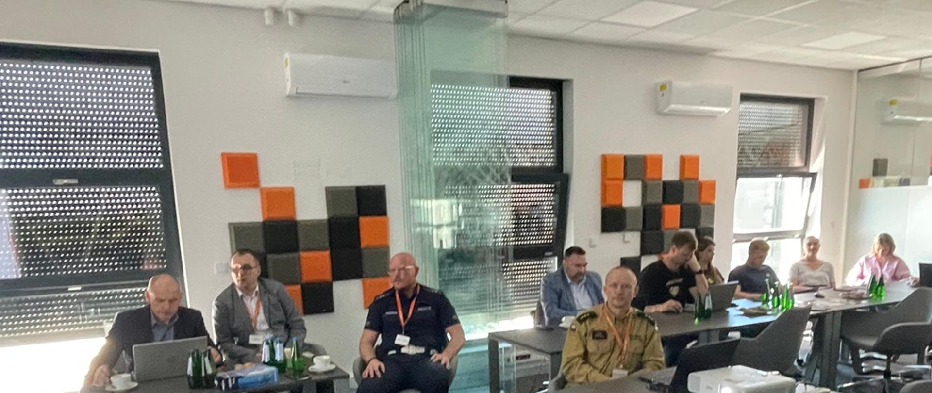 Słuchacze szkolenia przy stanowiskach komputerowych